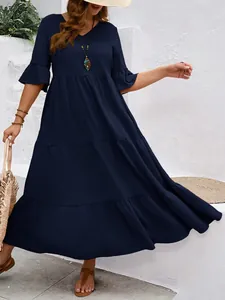 Μπλε σκούρο μάξι φόρεμα με βολάν και λαιμόκοψη V σε ένα υπέροχο ηλιόλουστο εξωτερικό χώρο