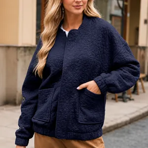 Chaqueta de mujer azul marino con textura floral, bolsillos y cremallera