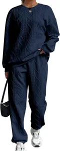 Dettaglio del set due pezzi in maglia a trecce blu navy con top girocollo e pantaloni