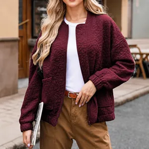 Chaqueta bomber granate elegante para mujer con textura floral y cremallera frontal