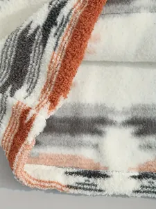 Gros plan sur le tissu polaire sherpa à imprimé bohème avec texture douce et détails
