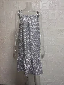 Vue détaillée de l'imprimé floral gris et de l'ourlet à volants de cette robe d'été.