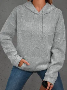 Detalle de sudadera gris con capucha para mujer con relieve 3D, estilo casual holgado