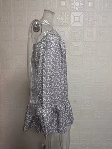 Vue latérale détaillée d'une robe d'été grise à fleurs sans manches sur un mannequin