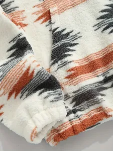 Gros plan sur une veste en polaire imprimée bohème montrant la texture douce et le motif