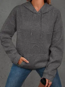 Primer plano de sudadera gris oscuro para mujer con texto 3D en relieve