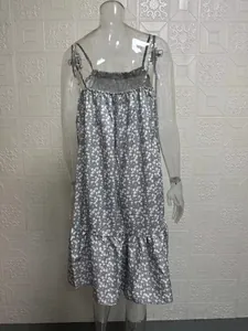 Vue détaillée du dos d'une robe grise à fleurs avec ourlet à volants pour l'été.