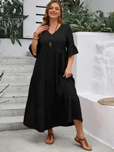 Κομψό μαύρο μάξι φόρεμα με λαιμόκοψη V σε μεγάλο μέγεθος και βολάν για το καλοκαίρι
