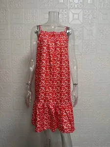Vue détaillée d'une robe d'été rouge à fleurs avec ourlet à volants sur mannequin