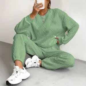 Elegante set loungewear in maglia a trecce verde menta con top e pantaloni.