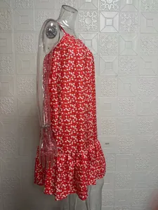 Robe d'été rouge sans manches à fleurs avec ourlet volanté sur un mannequin de couture