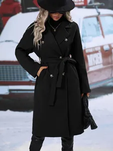 Eleganter schwarzer zweireihiger Wollmantel mit Gürtel für Damen in Winterkulisse.
