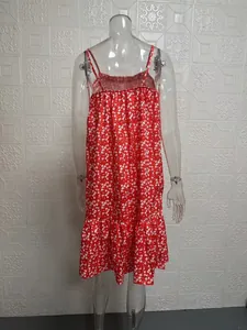 Vue arrière détaillée d'une robe d'été rouge à fleurs et fines bretelles sur mannequin