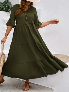 Γυναικείο plus size λαδί μάξι φόρεμα με επίπεδα, V λαιμόκοψη και κοντά μανίκια βολάν.