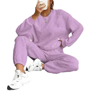 Completo due pezzi da donna in maglia a trecce lavanda con maglia e pantaloni
