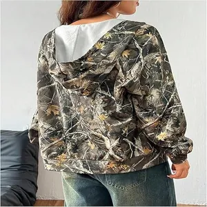 Gedetailleerd achteraanzicht van de casual camouflage print hoodie jas voor dames