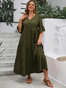Κομψό λαδί plus size μάξι φόρεμα με V λαιμόκοψη και μοντέρνα μανίκια καμπάνα, λεπτομέρεια.