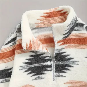 Gros plan d'une veste en polaire duveteuse à imprimé bohème avec fermeture demi-zip pour femme.