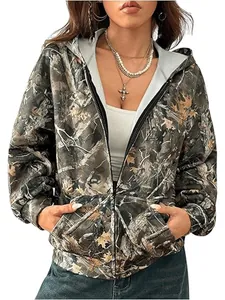 Dames camouflage print jas met capuchon, volledige rits en bospatroon voor de herfst.