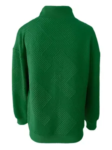 Dettaglio ravvicinato di una giacca verde da donna con trama geometrica e bordo a costine