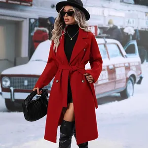 Elegante rode wollen jas met dubbele rij knopen en ceintuur voor dames in winterse sfeer