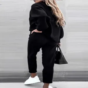 Vue arrière d'un ensemble sweat et pantalon de jogging noir décontracté et ample.