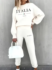 Détail d'un ensemble de survêtement beige pour femme avec imprimé de lettres Italia