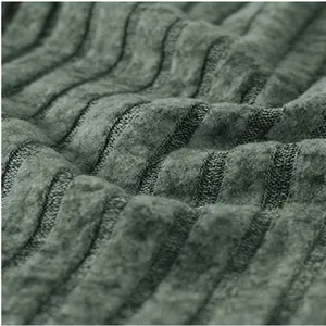 Vista macro detallada que muestra la suave textura acanalada y la alta calidad del tejido de punto verde oscuro