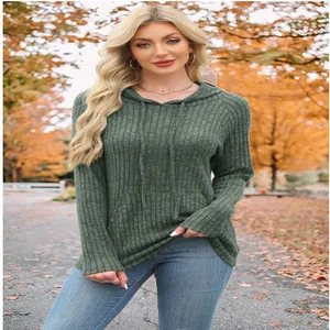 Elegante sudadera con capucha verde de canalé con bolsillo para un look de otoño