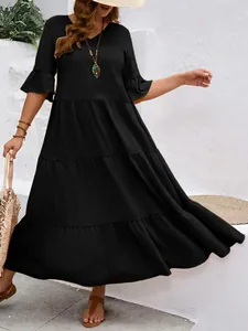 Elegantes schwarzes Maxikleid mit V-Ausschnitt und gestuften Rüschenärmeln in Übergröße