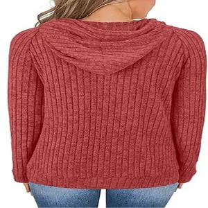 Vista trasera de sudadera con capucha acanalada en rojo oscuro para mujer casual.