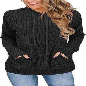 Detalle de sudadera con capucha de canalé de manga larga para mujer con bolsillo