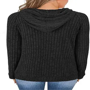 Vista trasera de una sudadera con capucha gris oscuro para mujer con tejido acanalado