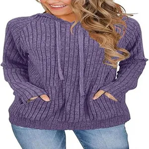 Vista detallada de la sudadera con capucha de punto acanalado morada para mujer.