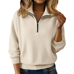 Detailaufnahme eines cremefarbenen Damen-Strickpullovers mit Reißverschluss und Stehkragen