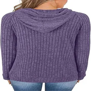 Vista trasera detallada de sudadera con capucha de punto acanalado violeta de moda para mujer