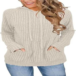 Detalle de sudadera con capucha de punto acanalado con bolsillos