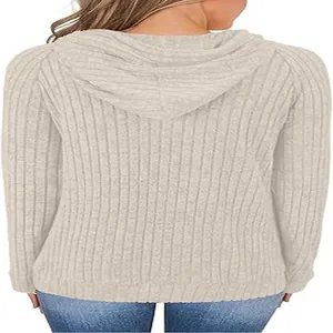 Vista trasera de una elegante sudadera con capucha de punto acanalado beige para mujer
