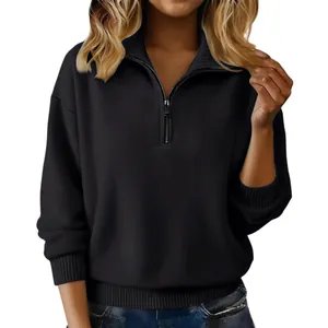 Detailansicht des schwarzen Strickpullovers mit halbem Reißverschluss und Rippbündchen.