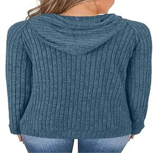 Vista trasera de una sudadera con capucha de punto acanalado azul con textura.