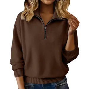 Detailansicht eines übergroßen braunen Damen-Strickpullovers mit Viertelreißverschluss