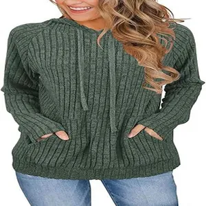 Vista detallada de una sudadera con capucha verde para mujer con tejido de punto acanalado.