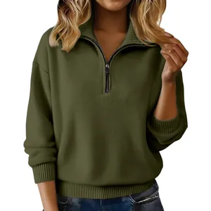 Detailaufnahme eines olivgrünen Strickpullovers mit halbem Reißverschluss.