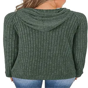 Vista trasera de una sudadera con capucha de punto acanalado verde para mujer, otoño