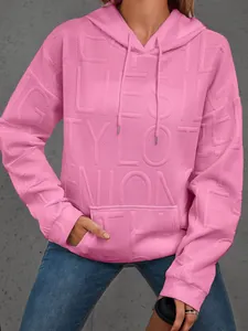 Vista detallada de sudadera rosa extragrande con letras de moda en relieve 3D y bolsillo