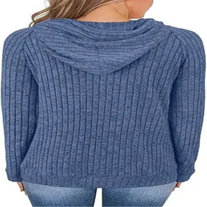 Vista trasera de sudadera con capucha azul acanalada para mujer estilo otoño e invierno