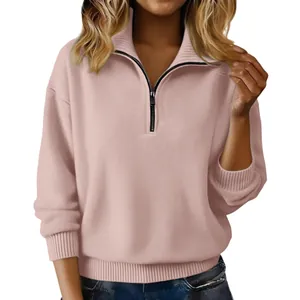 Detailaufnahme des rosa Strickpullovers mit halbem Reißverschluss und Rippbündchen