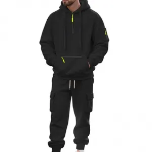 Herren Freizeitanzug mit schwarzem Half-Zip Hoodie und Cargo-Hose mit Neon-Details