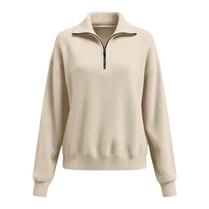 Detailansicht eines weichen beigen Strickpullovers mit Reißverschluss und Rippbündchen