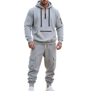 Grauer Herren Freizeitanzug mit Half-Zip-Hoodie und Cargo-Jogginghose mit vielen Taschen.